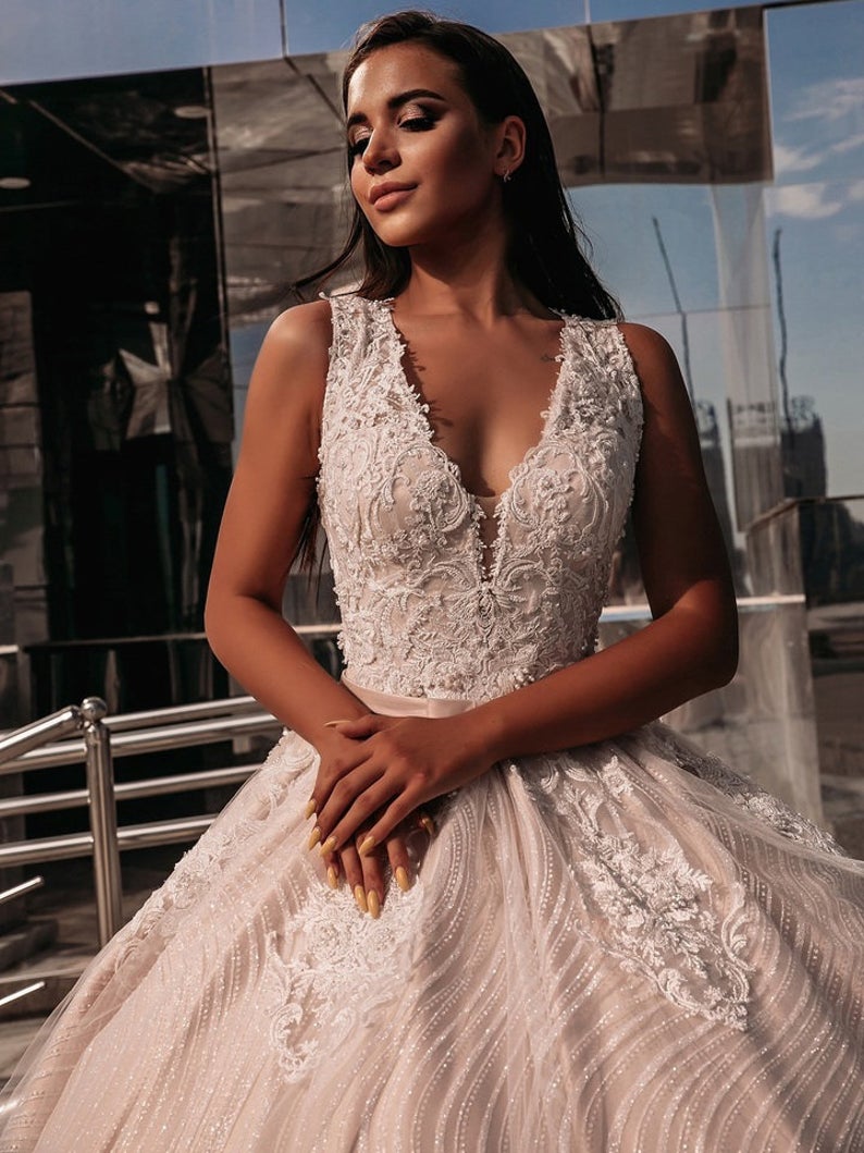 2021 A Line Wedding Dresses Plus Size Bridal Gowns V Neck Sleeveless Lace Appliques Vestios De Novia