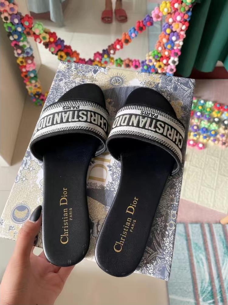 Fashion Men Women Sandals Designer Shoes Luxury Slide Summer Fashion Wide Flat Slippery DC Sandals Slipper GGLVLouis
Vitton, Black
Fashion Men Women Sandals Designer Shoes Luxury Slide Summer Fashion Wide Flat Slippery DC Sandals Slipper GGLVLouis
Vitton, Black