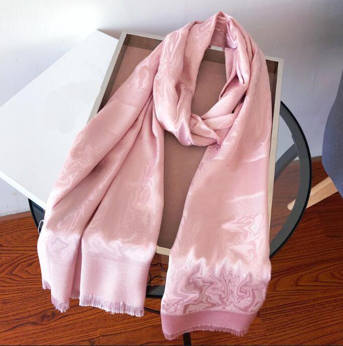 Four Season Women Designer Scarves With Letters Trendy Womens Shawl Scarve Autumn Winter Lady Scarves Size 180x70 Box Optional
Four Season Women Designer Scarves With Letters Trendy Womens Shawl Scarve Autumn Winter Lady Scarves Size 180x70 Box Optional