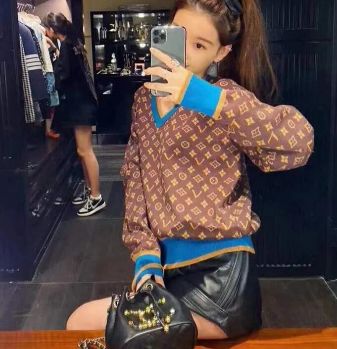22ss Brown Blue Women Sweaters Knitwear Brand Designer Letters Embroidery Print Fashion Loose Casual V-Neck Long Sleeve Single Breasted Small Sweet Wind Coat
22ss Brown Blue Women Sweaters Knitwear Brand Designer Letters Embroidery Print Fashion Loose Casual V-Neck Long Sleeve Single Breasted Small Sweet Wind Coat