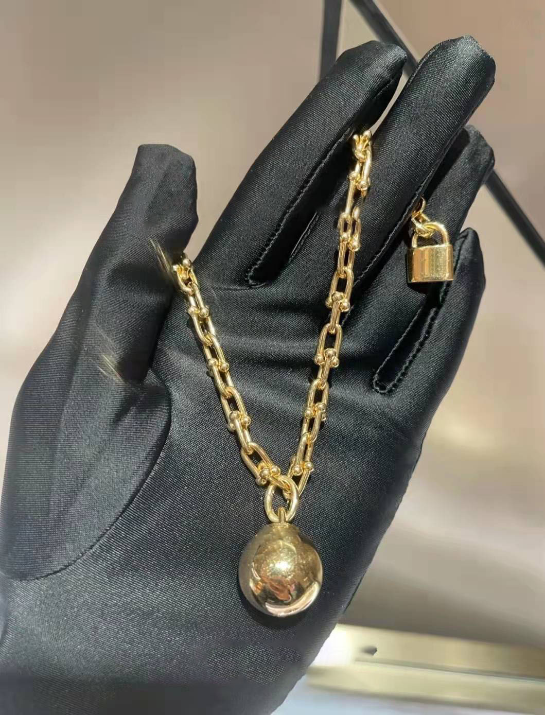 Bangle Bracelet chain lock round ball Thick Love Designer watches Women Men couple fashion designer watche Top Quality Wedding Party Thanksgiving Day Valentine 05
Bangle Bracelet chain lock round ball Thick Love Designer watches Women Men couple fashion designer watche Top Quality Wedding Party Thanksgiving Day Valentine 05
