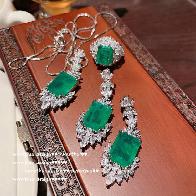 Earrings & Necklace Oil Painting Green Gem 18K Emerald Zircon Tassel Set For Women Banquet Jewelry, Silver
Earrings & Necklace Oil Painting Green Gem 18K Emerald Zircon Tassel Set For Women Banquet Jewelry, Silver