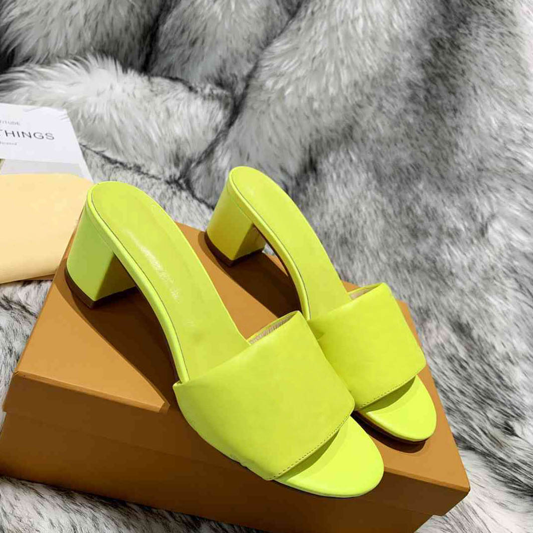 Women Luxury designer slippers Relief lettering high heel sandals women fashion genuine leather Flat slipper Party beach Slides 35-43
Women Luxury designer slippers Relief lettering high heel sandals women fashion genuine leather Flat slipper Party beach Slides 35-43