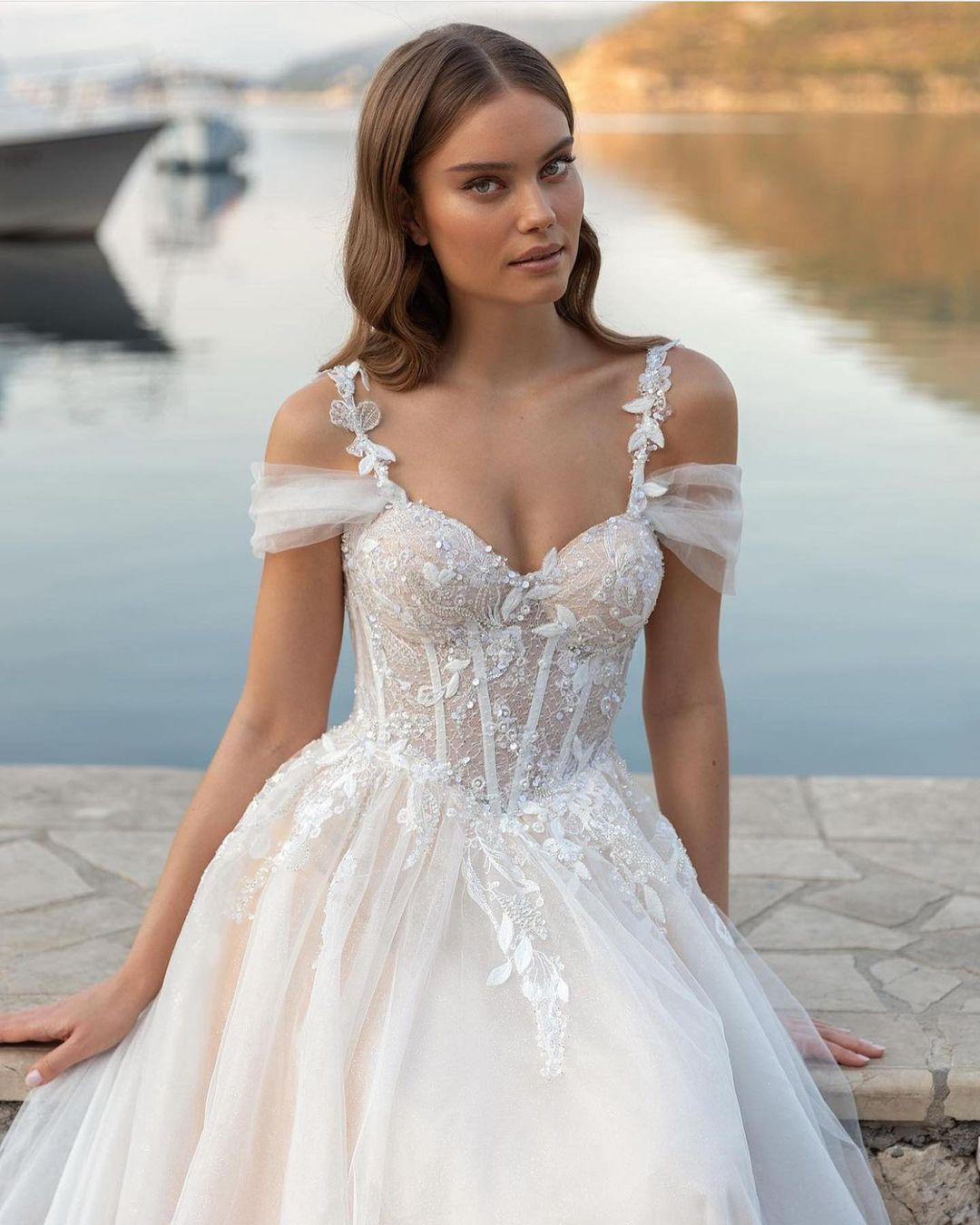 Princess Wedding Dress Deep V Neck Spaghetti Straps Bridal Gowns Lace Appliques Back Zipper Floor Length Robe de mariee