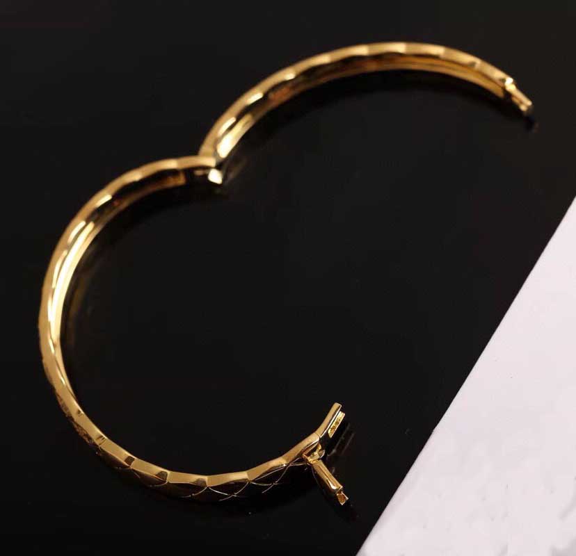 V gold material charm bracelet with diamond and no in two colors plated for women wedding jewelry Rhombus design gift have stamp box PS4786
V gold material charm bracelet with diamond and no in two colors plated for women wedding jewelry Rhombus design gift have stamp box PS4786