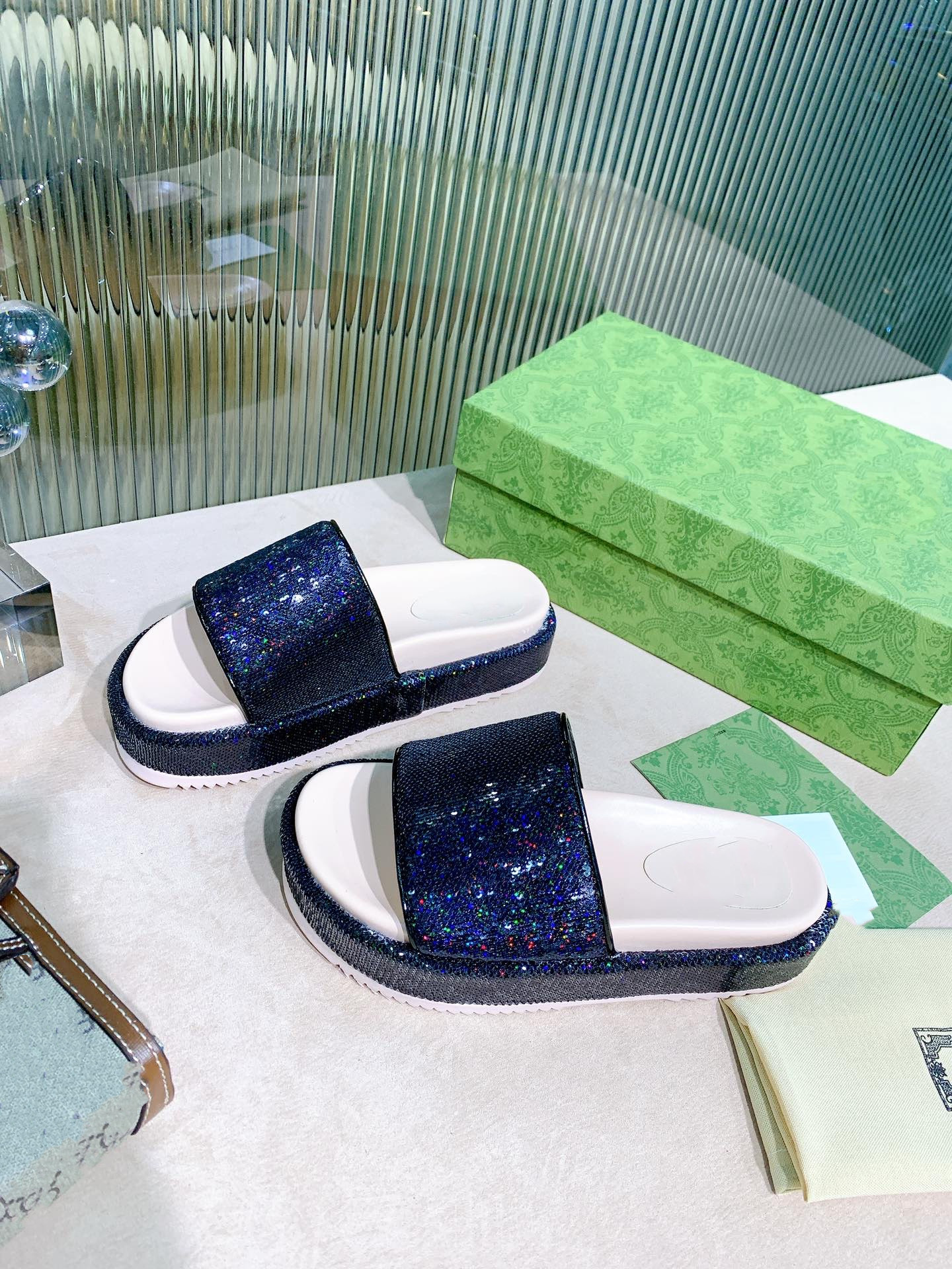 Fashion Designers Slippers Flat Slides Sandals Flip Flop Indoor For Women Casual Shoes Models Summer Wholesale High Quality nn0413, Black
Fashion Designers Slippers Flat Slides Sandals Flip Flop Indoor For Women Casual Shoes Models Summer Wholesale High Quality nn0413, Black