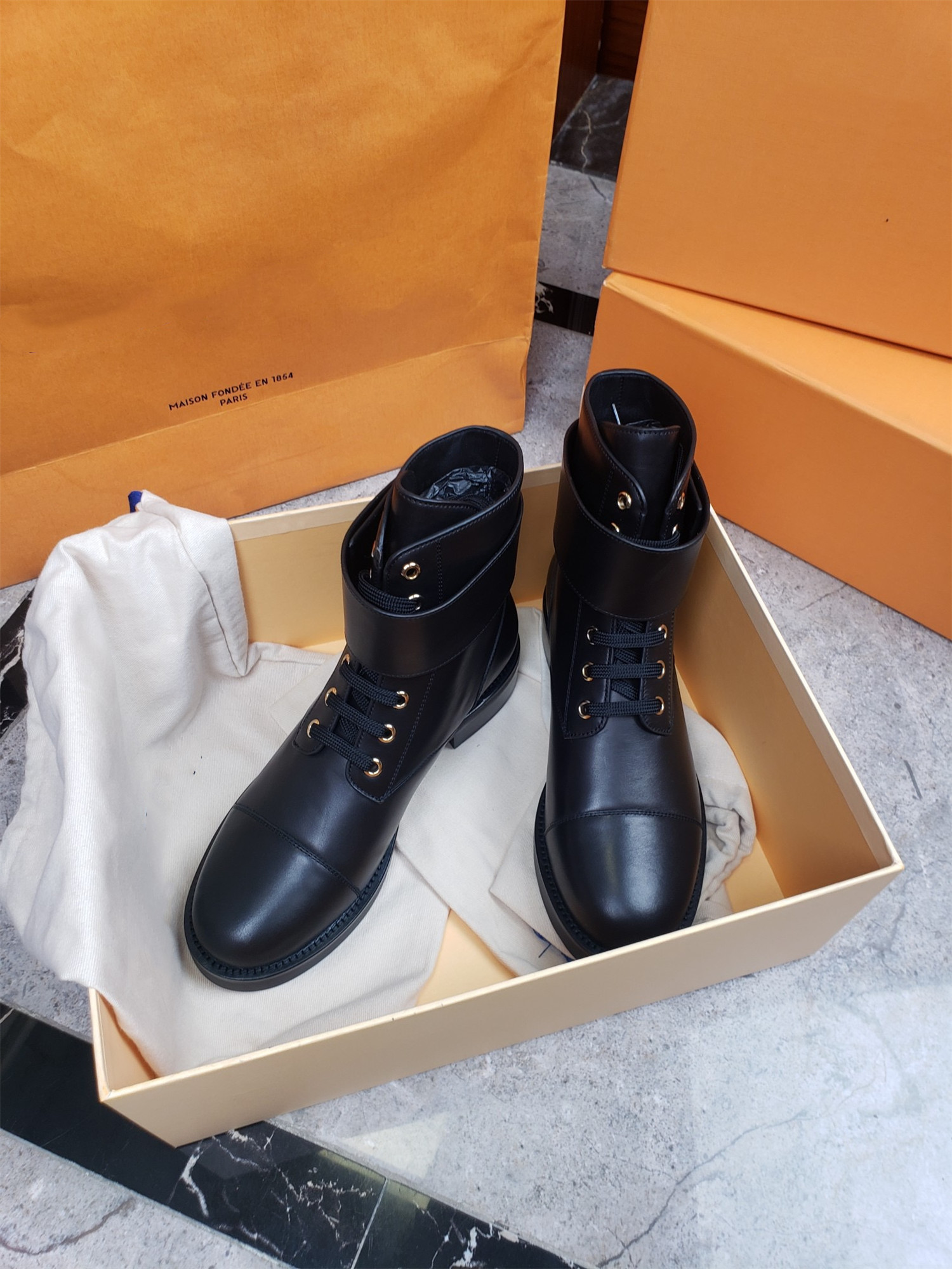 Designer boots fashion autumn low-heeled women's ankle cow patent leather beige black bling crystal square head zipper office ladies party shoes size 35-40, Box
Designer boots fashion autumn low-heeled women's ankle cow patent leather beige black bling crystal square head zipper office ladies party shoes size 35-40, Box