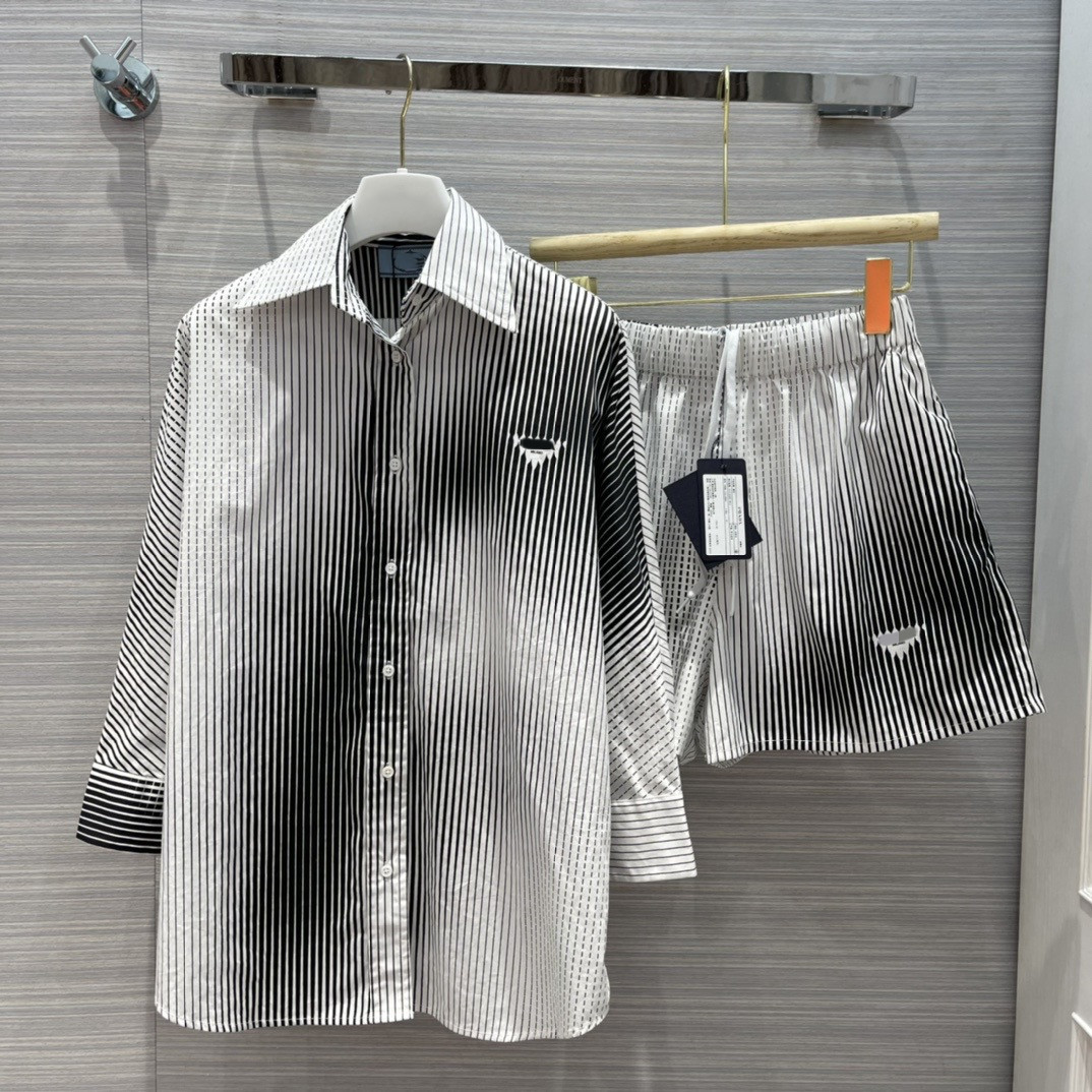 2021 Two Piece Dress Lapel Neck Striped Print Shirt And For Womens Fashion Shorts 2 Pieces Sets 0320-7, White
2021 Two Piece Dress Lapel Neck Striped Print Shirt And For Womens Fashion Shorts 2 Pieces Sets 0320-7, White