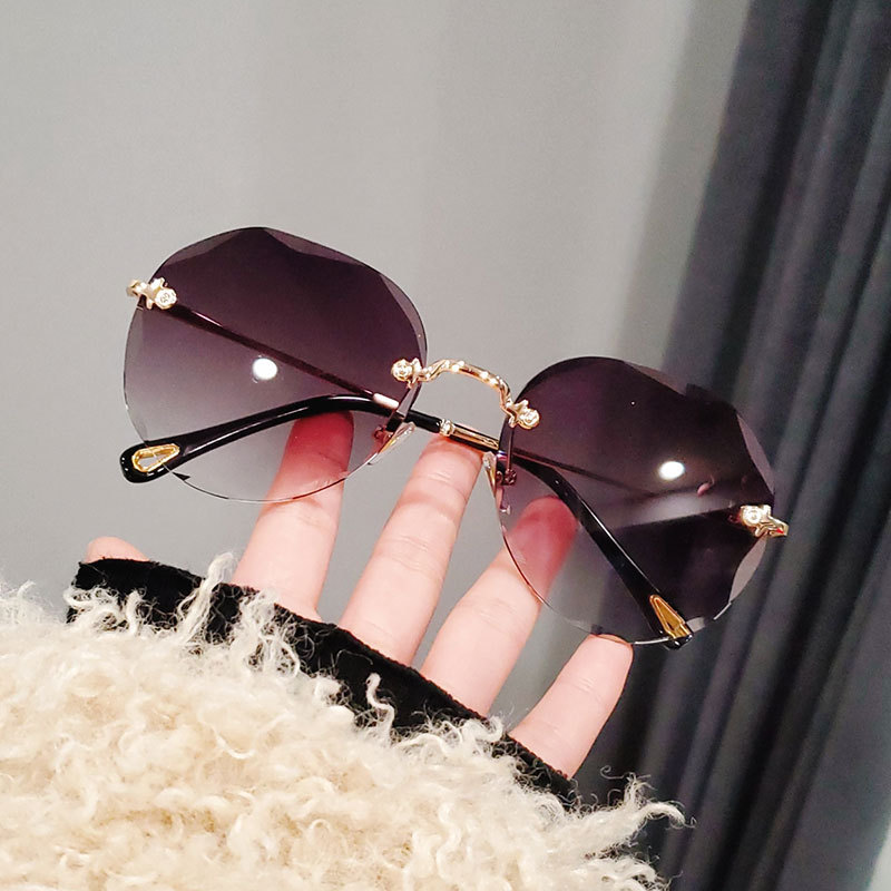 Sunglasses Women's new face thin fashion Korean Sunglasses net red brown frameless glasses UV protection, White;black
Sunglasses Women's new face thin fashion Korean Sunglasses net red brown frameless glasses UV protection, White;black