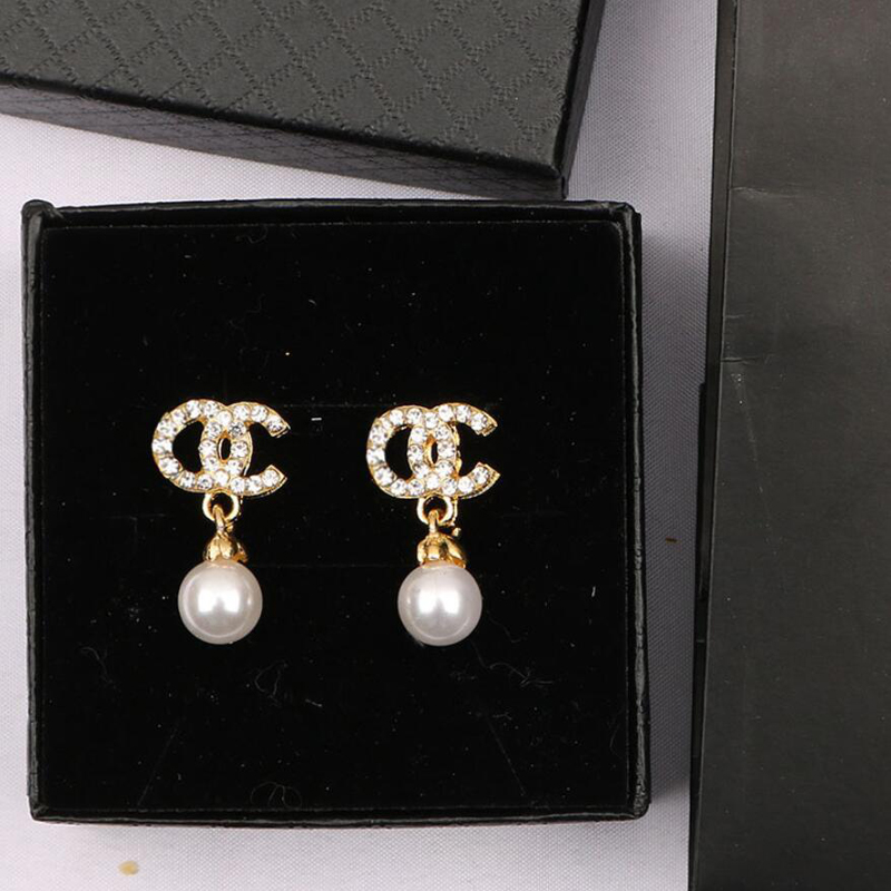 18K Gold Plated Designers Brand Earrings Designer Letter Ear Stud Women Crystal Pearl Geometric Earring for Wedding Party Jewerlry Accessories ER0008
18K Gold Plated Designers Brand Earrings Designer Letter Ear Stud Women Crystal Pearl Geometric Earring for Wedding Party Jewerlry Accessories ER0008