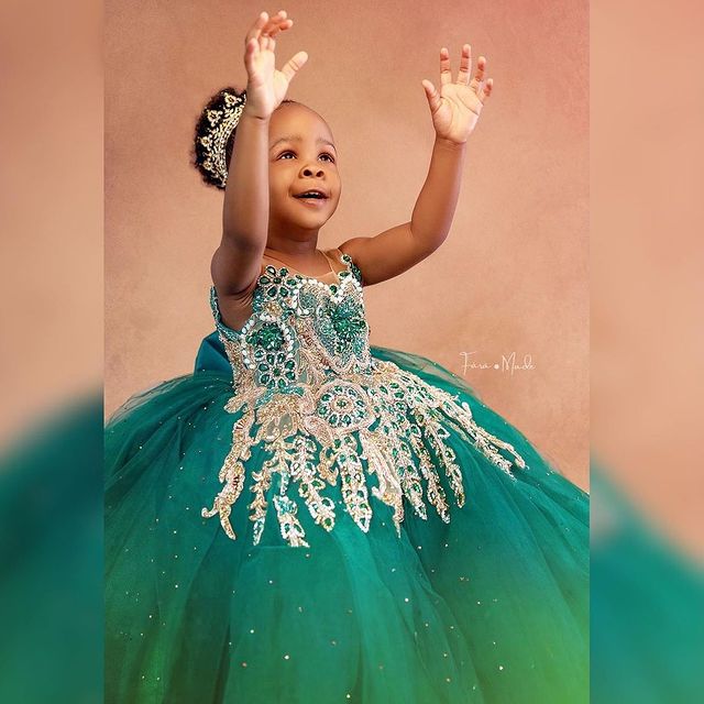 2021 Hunter Green Luxurious Flower Girl Dresses Lace Beaded Crystals Ball Gown Tulle Lilttle Kids Birthday Pageant Weddding Gowns ZJ677