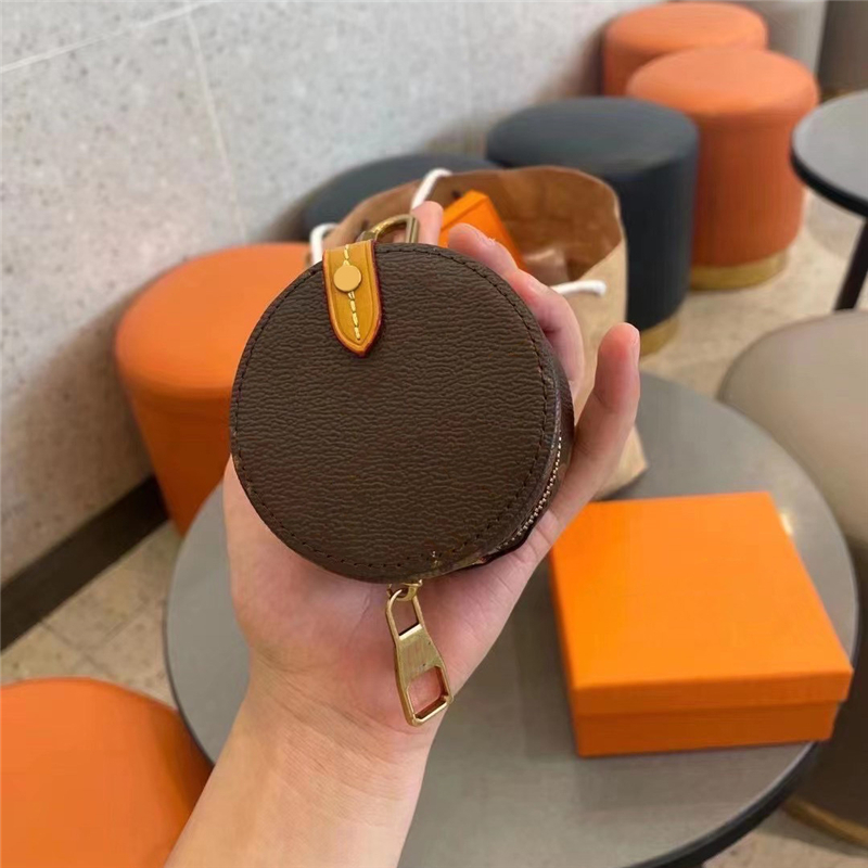 Leather Zipper Wallet Coin Purse Designer Earphones Pouch Mini Round Earphone Bag for AirPods with Retail Box #1854
Leather Zipper Wallet Coin Purse Designer Earphones Pouch Mini Round Earphone Bag for AirPods with Retail Box #1854