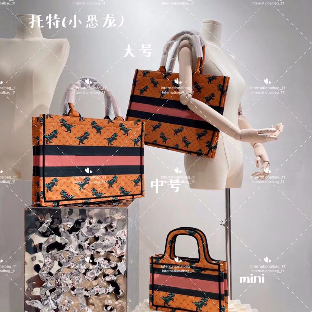 Cute little dinosaur D icon classic color book totes luxury designer handbag embroidered bag large volume travel canvas shopping bags
Cute little dinosaur D icon classic color book totes luxury designer handbag embroidered bag large volume travel canvas shopping bags
