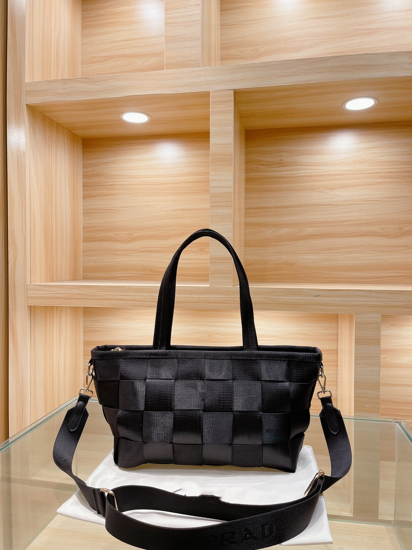 Woven shopping bags are of good quality size 30 20 centimeters luxuryThe fashion bag, Customize 
Woven shopping bags are of good quality size 30 20 centimeters luxuryThe fashion bag, Customize