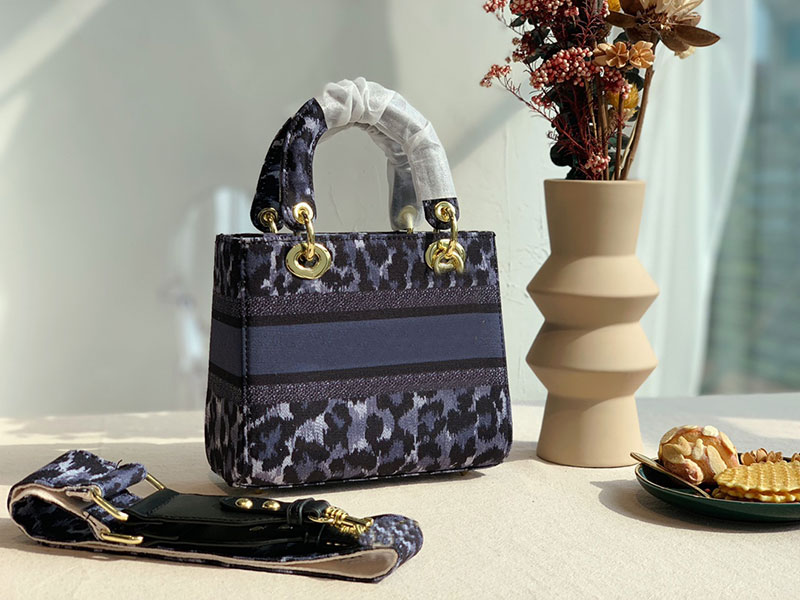 Blue leopard crossbody bag designer buckle High quality handbag Wholesale fashion womens handbags covered shoulder bags Clutch Totes
Blue leopard crossbody bag designer buckle High quality handbag Wholesale fashion womens handbags covered shoulder bags Clutch Totes