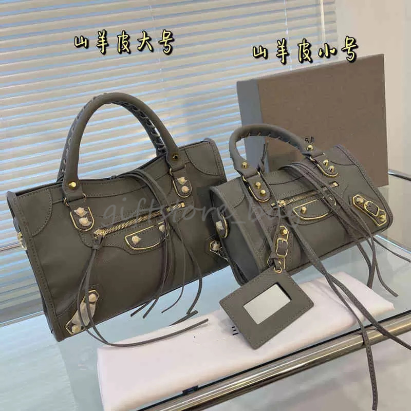 giftstore_bag Designers Family Motorcycle Bag Mini Square Portable Single Shoulder Messenger Rivet Solid Color Fashion Minority Le
giftstore_bag Designers Family Motorcycle Bag Mini Square Portable Single Shoulder Messenger Rivet Solid Color Fashion Minority Le