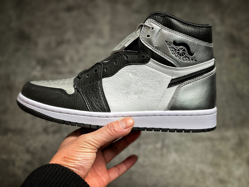 Top Quality Womens Jumpman 1 Retros High OG Basketball Shoes White Black Silver Toe Jumpman 1s UNC Blue Cultural Sneakers Outdoor Trainers With Original Box
Top Quality Womens Jumpman 1 Retros High OG Basketball Shoes White Black Silver Toe Jumpman 1s UNC Blue Cultural Sneakers Outdoor Trainers With Original Box