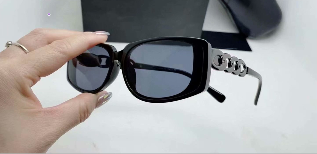 1pcs Fashion Sunglasses Eyewear Sun Glasses Designer Mens Womens Brown Cases Black Metal Frame Dark 50mm Lenses For 0733 0732, White;black
1pcs Fashion Sunglasses Eyewear Sun Glasses Designer Mens Womens Brown Cases Black Metal Frame Dark 50mm Lenses For 0733 0732, White;black