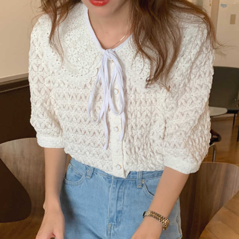 Korejpaa Women Shirt Korea Chic Summer Gentle Doll Collar Lace Crochet Bow Fold Single-breasted Short-sleeved Blouse Female 210526