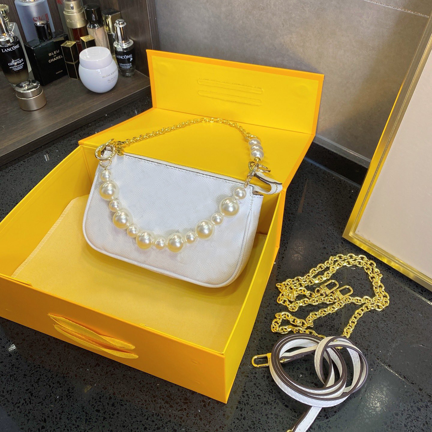 2021 Designers Luxurys Crossbody Chain Shoulder Bag Couss Handbags Fashion Forward Women Message Bags Top Quality Purse Wallet
2021 Designers Luxurys Crossbody Chain Shoulder Bag Couss Handbags Fashion Forward Women Message Bags Top Quality Purse Wallet