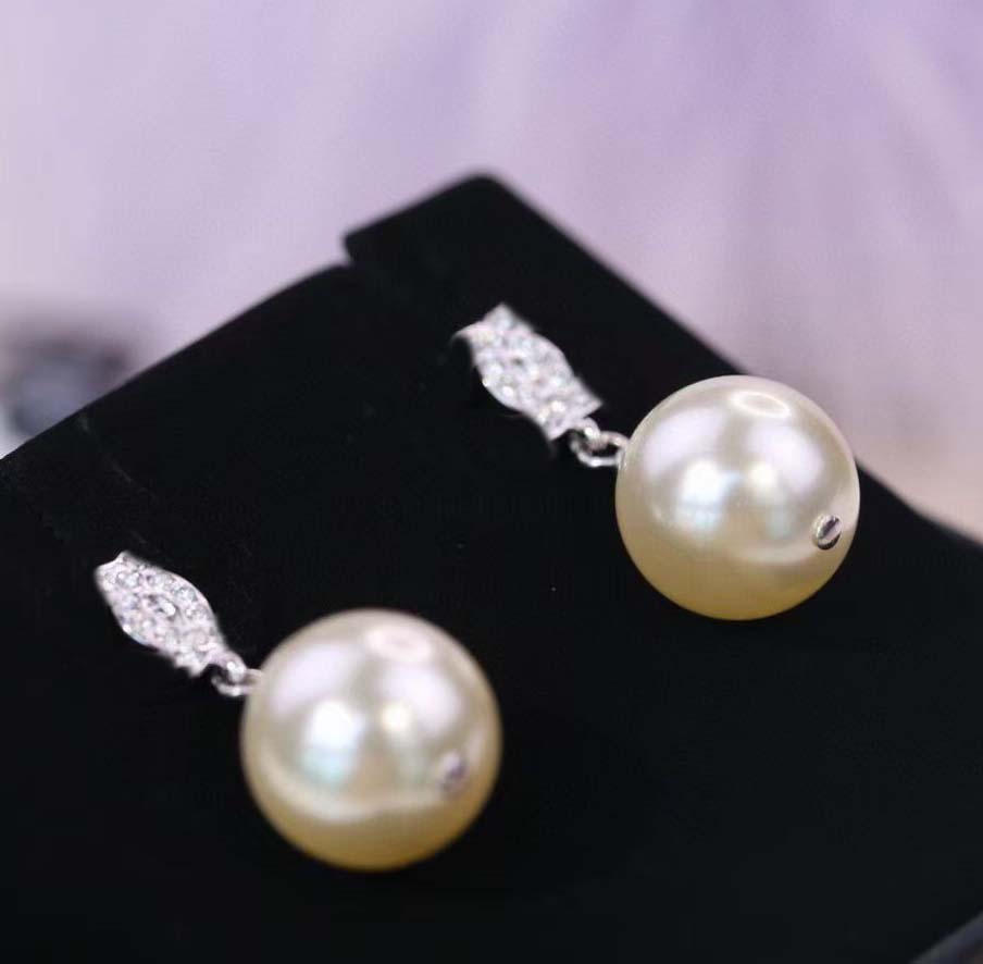 2022 Top quality charm stud earring with white shell and diamond in platinum color for women wedding jewelr gift have box PS3253
2022 Top quality charm stud earring with white shell and diamond in platinum color for women wedding jewelr gift have box PS3253