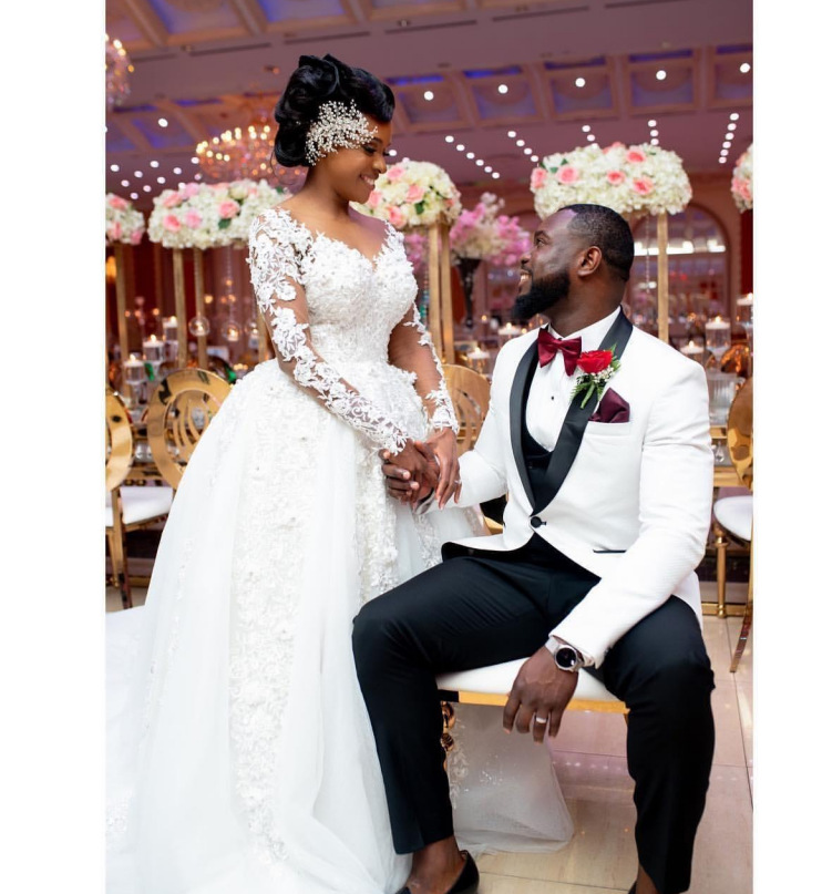 Luxury African Ivory Floral Lace A Line Wedding Dress Appliques Long Sleeve Sexy Backless Chapel Train Bridal Gowns Sheer Illusion Black Girl Wedding 