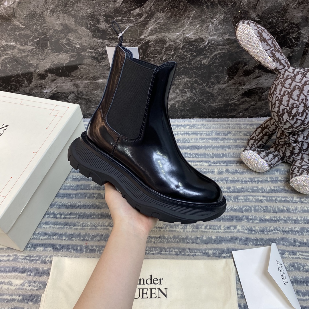 2021 Luxury Designer Women Men Tread Slick Boots Shiny Leather Canvas Lace-up Rubber Round Toe Platform Genuine Leathers Lining Fashion Top, Black
2021 Luxury Designer Women Men Tread Slick Boots Shiny Leather Canvas Lace-up Rubber Round Toe Platform Genuine Leathers Lining Fashion Top, Black
