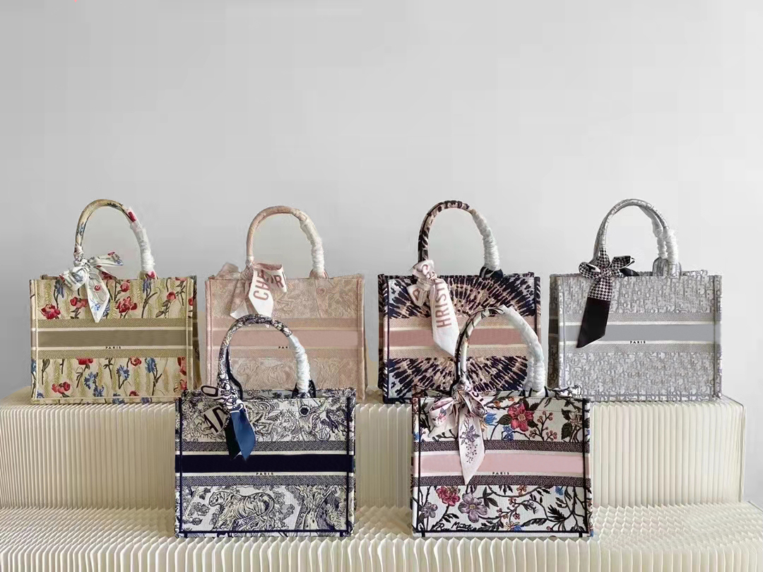 2021 Fashion Tote Bag D Series Premium Shopping Handbag Creative Constellation Animal Pattern Embroidered Belt Original Packaging 36cm Medium and 41cm Large, Multicolor zodiac
2021 Fashion Tote Bag D Series Premium Shopping Handbag Creative Constellation Animal Pattern Embroidered Belt Original Packaging 36cm Medium and 41cm Large, Multicolor zodiac