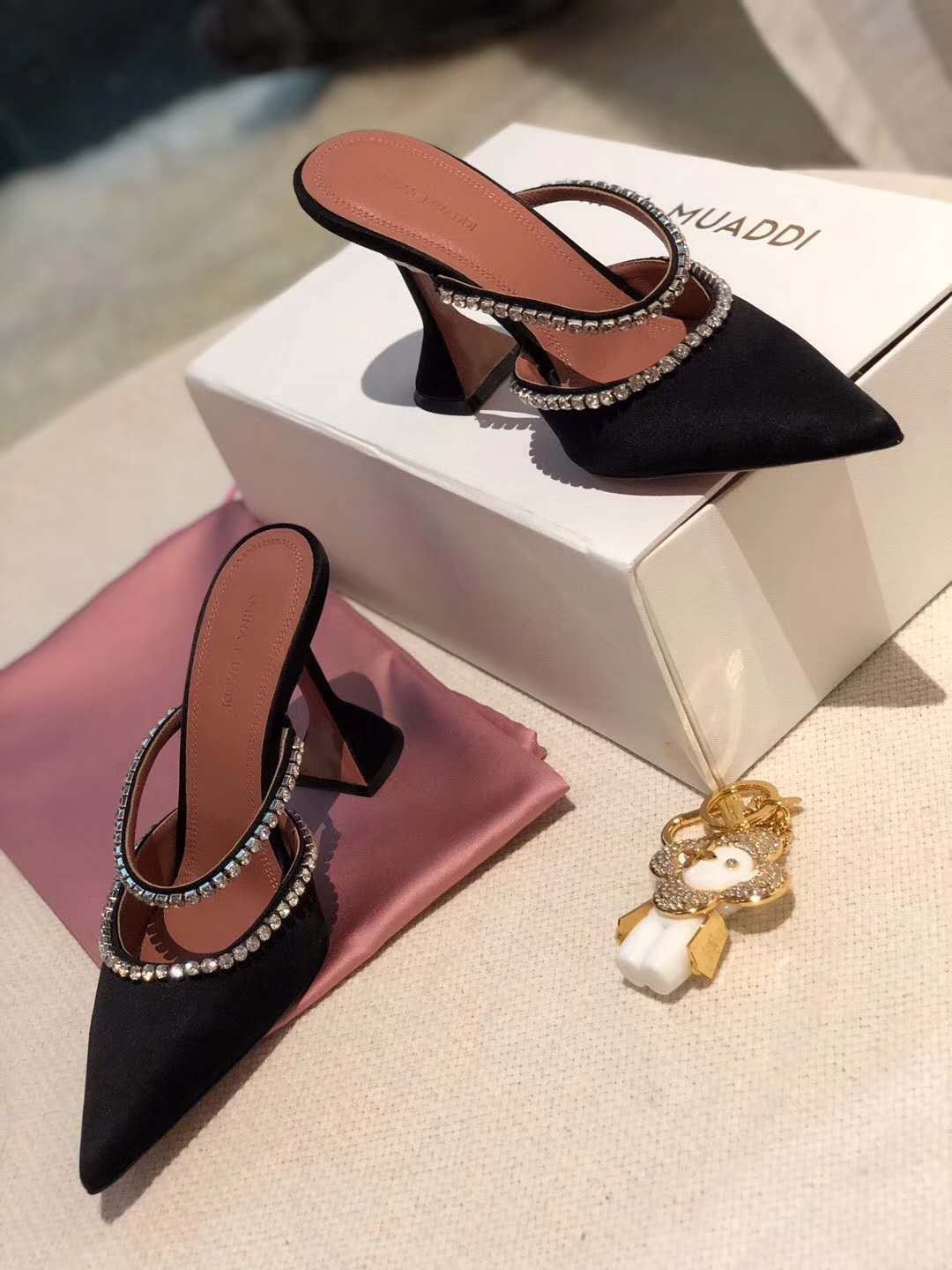 2021 High-end fashion Official Quality Amina Gilda 70 Embellished Mules Muaddi Silver Glitter Rainbow Strap Mules Woman Satin Leather Shoes, 2 as pic
2021 High-end fashion Official Quality Amina Gilda 70 Embellished Mules Muaddi Silver Glitter Rainbow Strap Mules Woman Satin Leather Shoes, 2 as pic