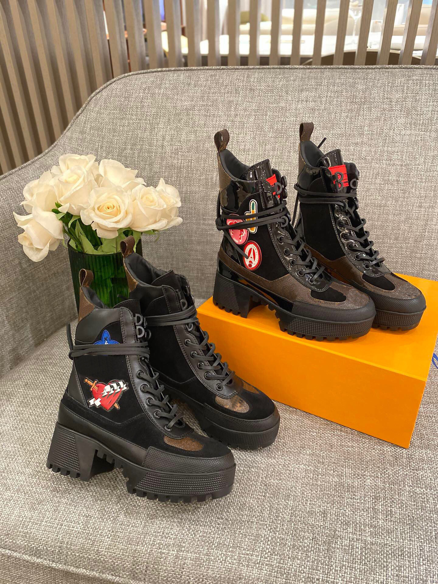 Designer Women Boots Martin Desert Leather Boot Flamingos Love Arrow Medal Real Leathers coarse Winter Designers Shoes with Box
Designer Women Boots Martin Desert Leather Boot Flamingos Love Arrow Medal Real Leathers coarse Winter Designers Shoes with Box