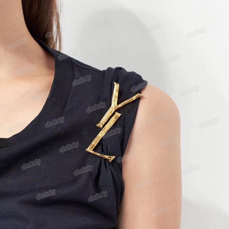Designer Men Women Pins Brooches Gold Luxurys Designers Letter Brooch Pin For Dress Y Pins For Party Nice Gift Jewelry Accessories D2111163Z
Designer Men Women Pins Brooches Gold Luxurys Designers Letter Brooch Pin For Dress Y Pins For Party Nice Gift Jewelry Accessories D2111163Z