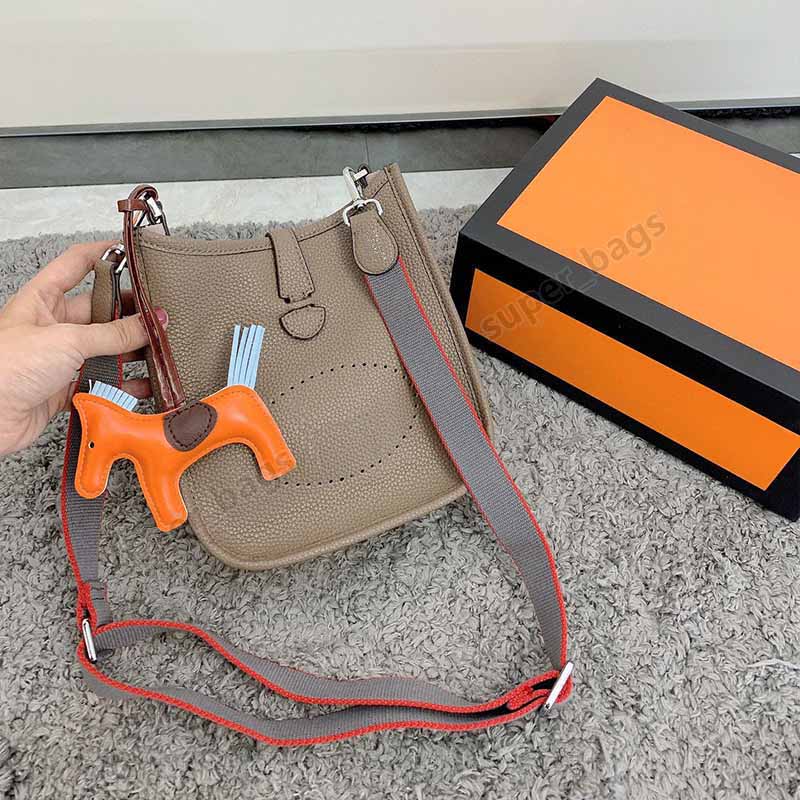 2022 women crossbody designer bags shoulder leather luxury handbags purses fashion bag with ornaments size 22cm, Make up the difference
2022 women crossbody designer bags shoulder leather luxury handbags purses fashion bag with ornaments size 22cm, Make up the difference