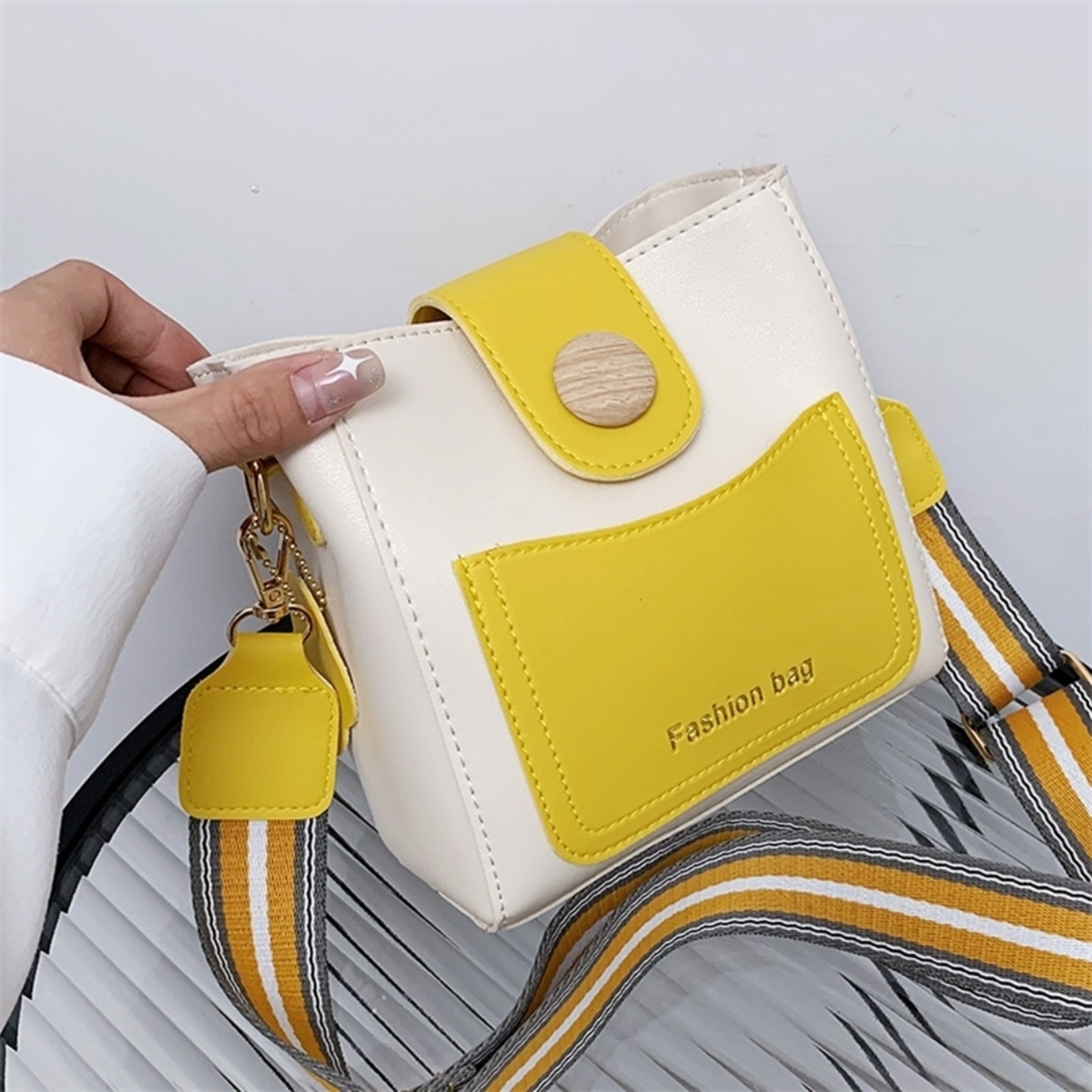 Small Women Bucket Shoulder Bags Contrast Color Leather Ladies Messenger Bag Broadband Crossbody Casual Designer Handbags 220210, Khaki
Small Women Bucket Shoulder Bags Contrast Color Leather Ladies Messenger Bag Broadband Crossbody Casual Designer Handbags 220210, Khaki