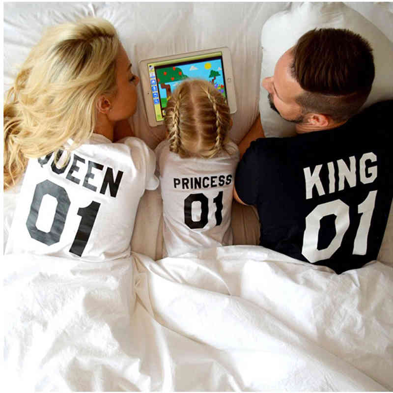 Family Look Dad Mom Kid Matching Outfits Mommy and Me Clothes Mother Daughter Dresses Fashion T-Shits King Queen Prince Princess 210521