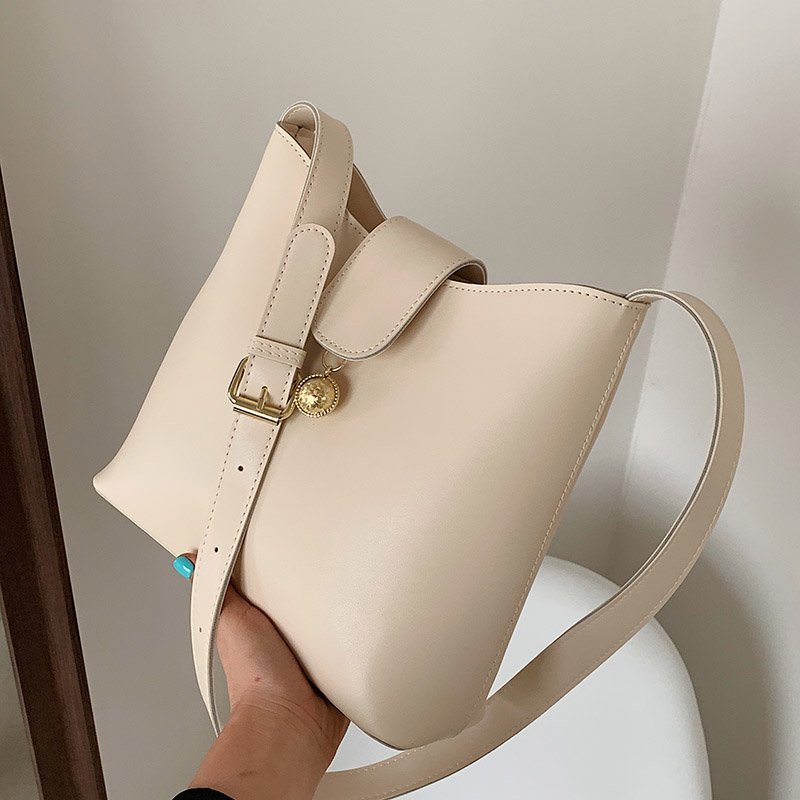 Female Pu Leather Luxury Designer Shoulder Bag Brand Handbag Bucket Messenger Bag Women 2021 Crossbody Simply Purses Bolsos Sac, White shoulder bag
Female Pu Leather Luxury Designer Shoulder Bag Brand Handbag Bucket Messenger Bag Women 2021 Crossbody Simply Purses Bolsos Sac, White shoulder bag