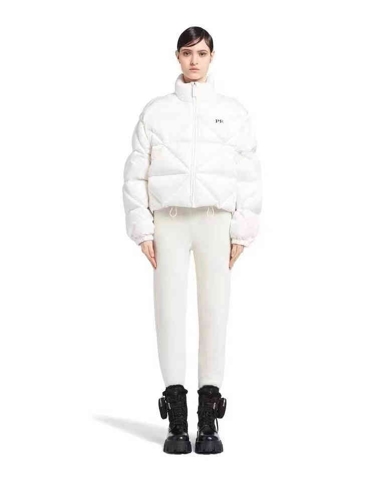 French designer PRAD logo triangle prismatic plaid short down jacket collar print slim fit ladies soft parka warm black and white size -3XL, Compensation freight
French designer PRAD logo triangle prismatic plaid short down jacket collar print slim fit ladies soft parka warm black and white size -3XL, Compensation freight