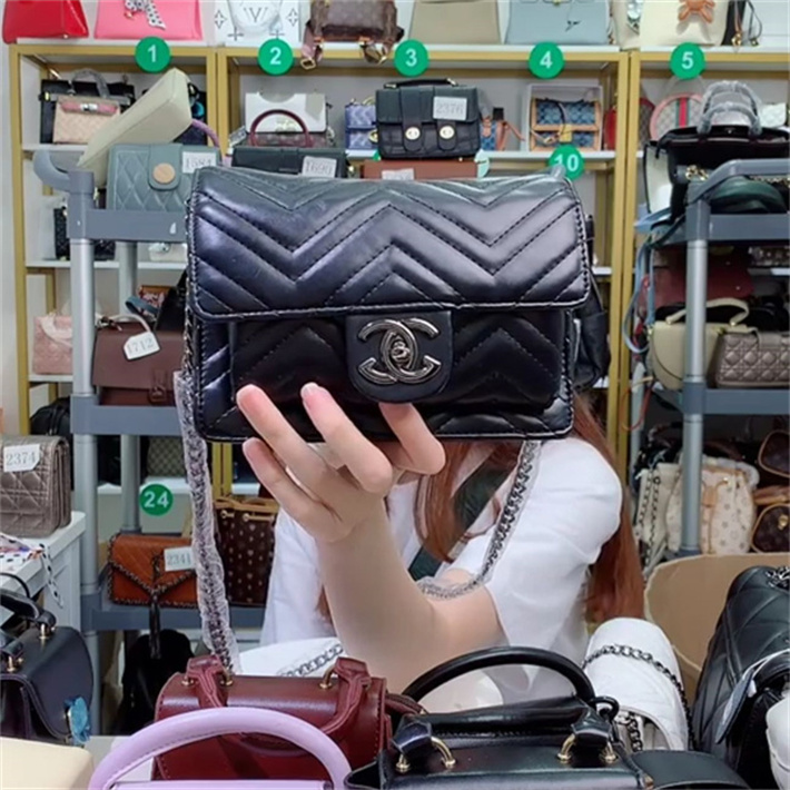 designers duffel bags 45cm 55cm luxury large capacity travel sale women men genuine leather shoulder fashion bag carry rivets with lock head
designers duffel bags 45cm 55cm luxury large capacity travel sale women men genuine leather shoulder fashion bag carry rivets with lock head
