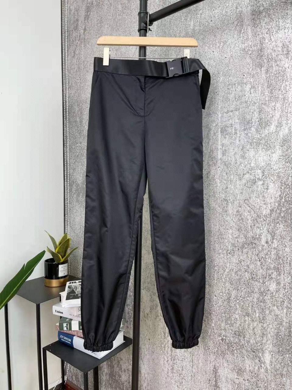 casual pants p's 2021 autumn triangular standard jinchen same loose and thin regenerated nylon belt leisure work clothes trousers women, Black;white
casual pants p's 2021 autumn triangular standard jinchen same loose and thin regenerated nylon belt leisure work clothes trousers women, Black;white