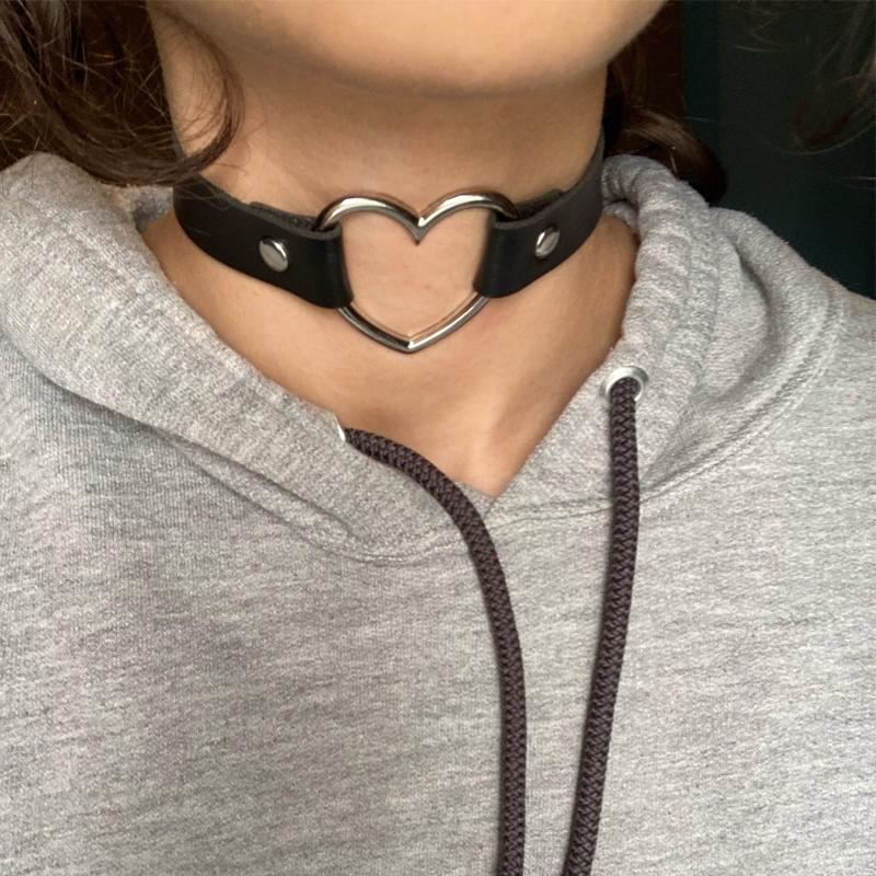 Chokers Amorcome Hip Hop PU Leather Choker Necklace Punk Metal Heart Charm Collar Clavicle Statement Jewelry Women Accessories
Chokers Amorcome Hip Hop PU Leather Choker Necklace Punk Metal Heart Charm Collar Clavicle Statement Jewelry Women Accessories