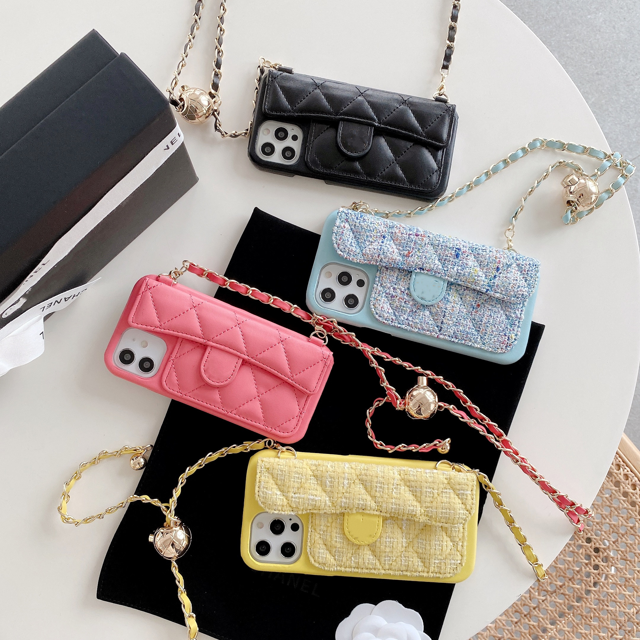 C Famous Brand Phone cases for iphone 13 12 11 pro max 7 8 plus XS XR With Baldric Support Back Cover Soft lambskin leather case
C Famous Brand Phone cases for iphone 13 12 11 pro max 7 8 plus XS XR With Baldric Support Back Cover Soft lambskin leather case