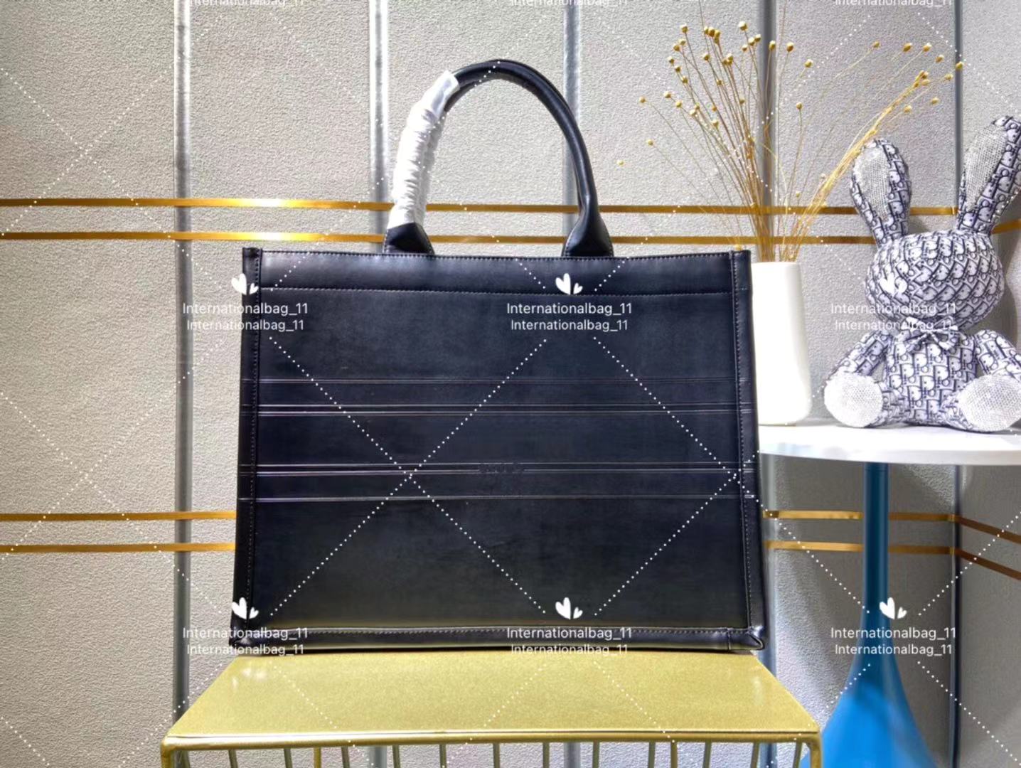 Classic designer hand-held Plain fashion bags leather shopping bag Artwork alphabetic print casual large volume tote 42cm
Classic designer hand-held Plain fashion bags leather shopping bag Artwork alphabetic print casual large volume tote 42cm