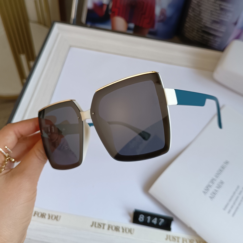 Women's polarized sunglasses large frame fashion wild high-definition polarizing lenses suitable for street shooting travel driving four-color optional with box
Women's polarized sunglasses large frame fashion wild high-definition polarizing lenses suitable for street shooting travel driving four-color optional with box