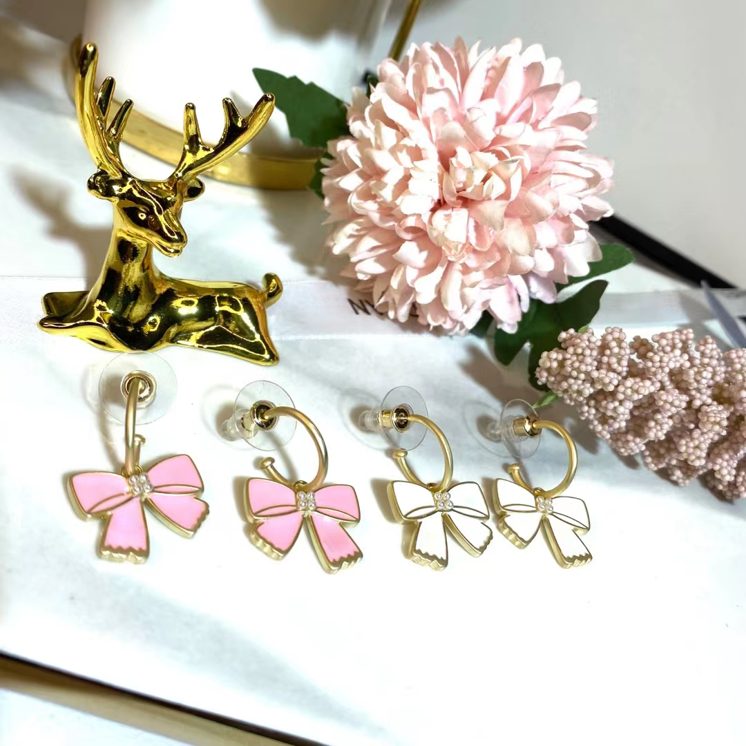 fashionable ladies designer earrings, luxury brand earring, avant-garde bow design, optional colors, with box, Golden;silver
fashionable ladies designer earrings, luxury brand earring, avant-garde bow design, optional colors, with box, Golden;silver
