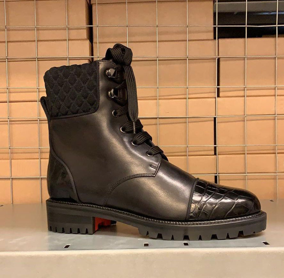 Lady's black short boots Women Ankle bootie luxury designers shoe red bottoms pumps Mayr boot calfskin Genuine leather spikes platform reds soles high heels 35-43
Lady's black short boots Women Ankle bootie luxury designers shoe red bottoms pumps Mayr boot calfskin Genuine leather spikes platform reds soles high heels 35-43