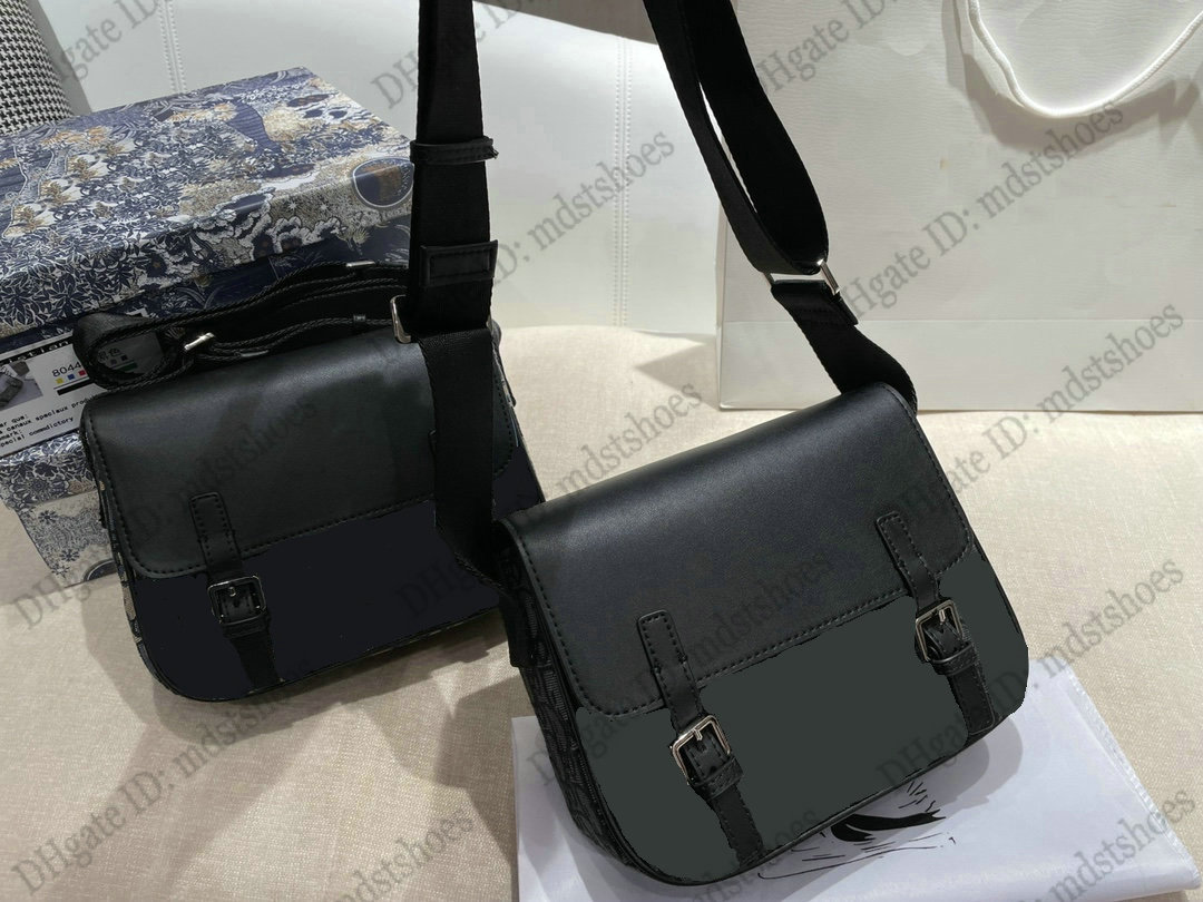 Classic Mens Designer Message Saddle Bag Beige Black Oblique Jacquard Buckle Handbag For Men Embroidery Bobby BOX Crossbody
Classic Mens Designer Message Saddle Bag Beige Black Oblique Jacquard Buckle Handbag For Men Embroidery Bobby BOX Crossbody