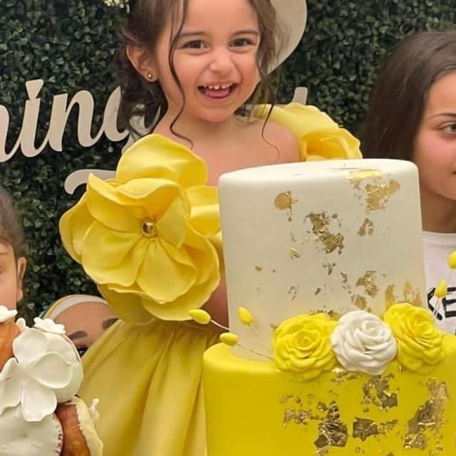 2021 Short Spaghetti Flower Girl Dresses Ball Gown Hand Made Flowers Satin Lilttle Kids Birthday Pageant Weddding Gowns