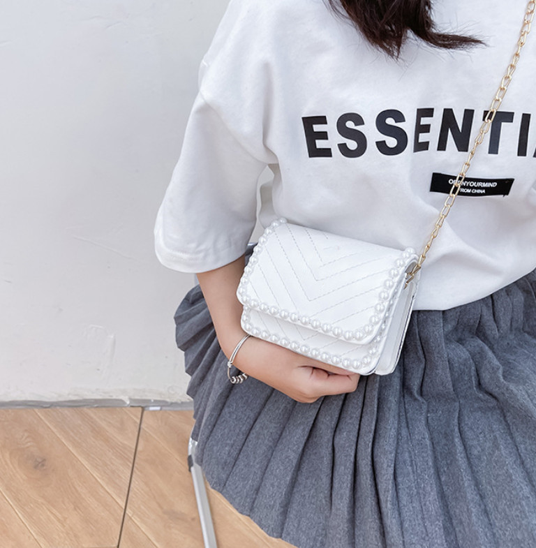 Luxury Kids quilted Handbag Girls Pearl metal Y* letter Messenger Bags Children Chain one shoulder Bag designer women mini lipstick purse A6455, White
Luxury Kids quilted Handbag Girls Pearl metal Y* letter Messenger Bags Children Chain one shoulder Bag designer women mini lipstick purse A6455, White