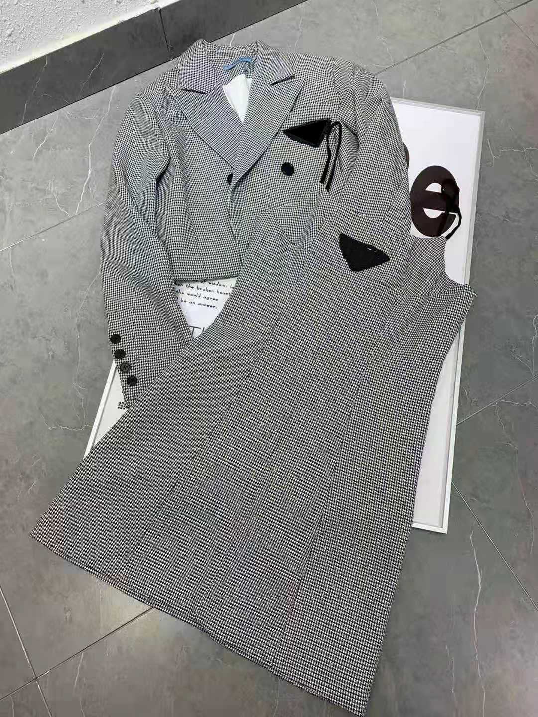Women Two Pieces Dress Tracksuit With Letter Pattern Jackets And Skirts Set Fashion Style Outwears For Lady Coats Bottoms Dresses Sets Size S, Gray
Women Two Pieces Dress Tracksuit With Letter Pattern Jackets And Skirts Set Fashion Style Outwears For Lady Coats Bottoms Dresses Sets Size S, Gray