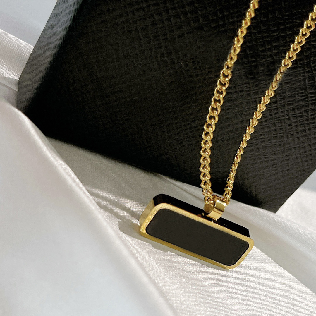 2021 Luxurys Designers Jewelry Versatile Fashion Necklace Women Classic Logo Designer Necklace Men Personality Jewelry Necklaces Two-sided
2021 Luxurys Designers Jewelry Versatile Fashion Necklace Women Classic Logo Designer Necklace Men Personality Jewelry Necklaces Two-sided