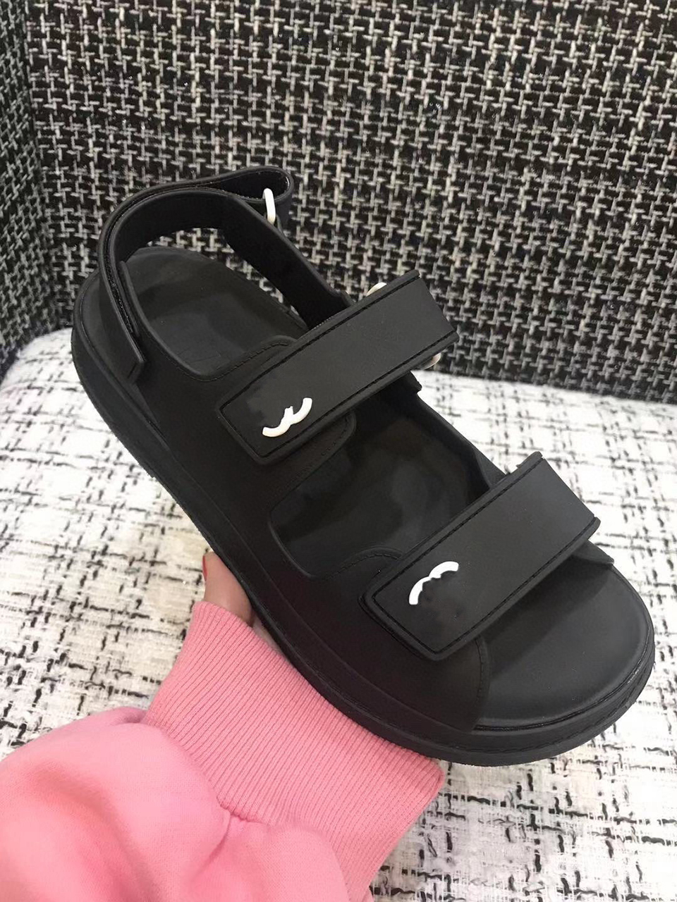 Hook-and-loop flat sandals for summer casual beach outdoor women's shoes Velcro fashion luxury designer brand, Black
Hook-and-loop flat sandals for summer casual beach outdoor women's shoes Velcro fashion luxury designer brand, Black